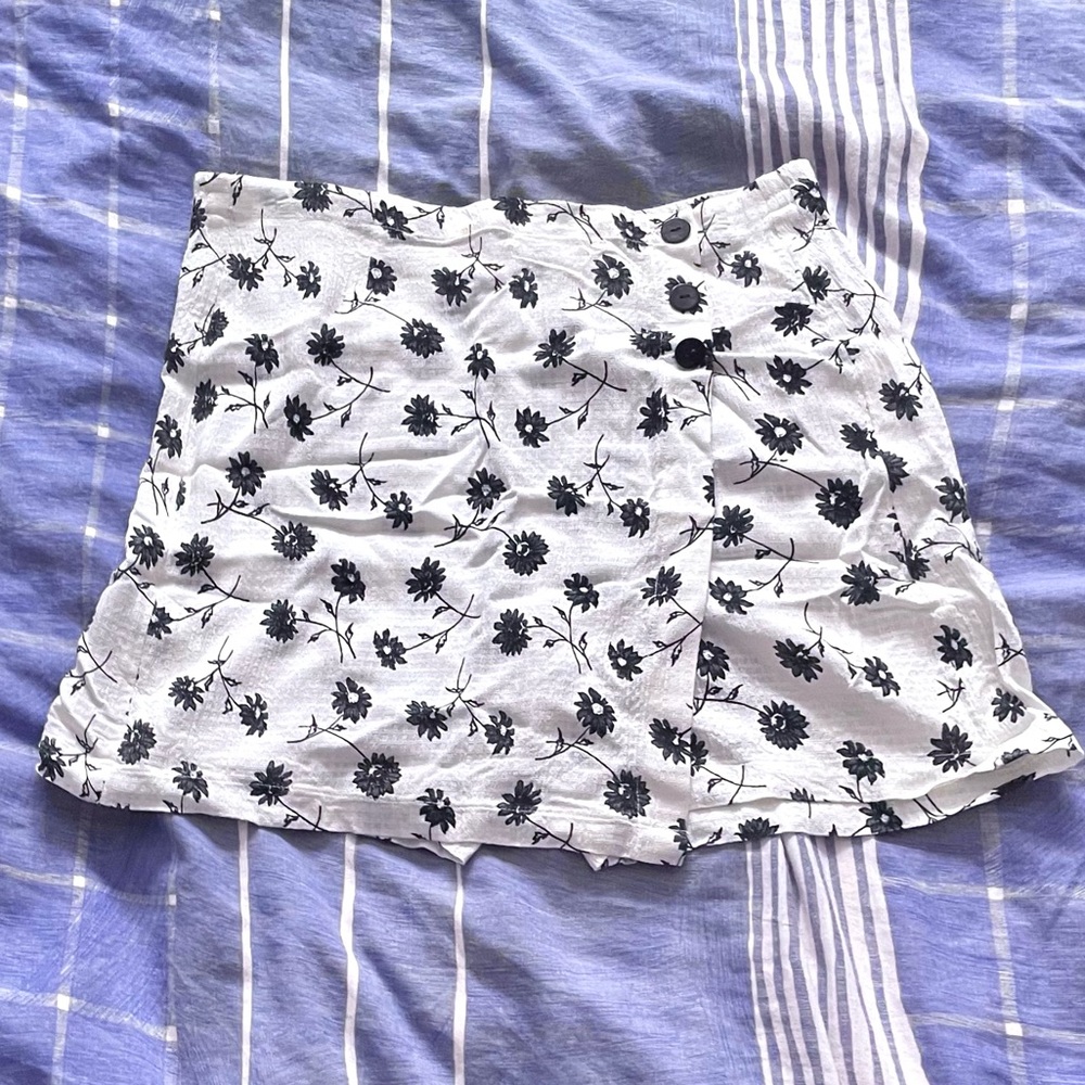 Casual Corner - White & Black Floral Skorts Bottom [Size S] 🏁